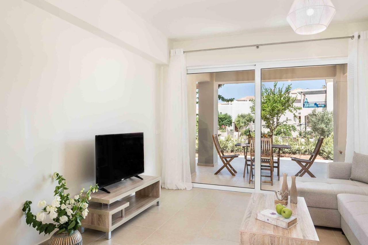 Resitour - Aphrodite Beachfront Pírgosz Pszilonéru Kültér fotó